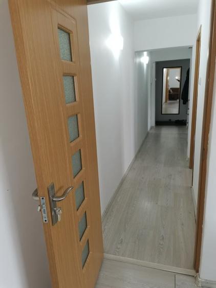 Apartament cu 3 camere semidecomandat, mobilat în Tomis Nord