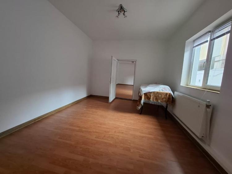 Casă individuală cu 3 camere cu Canalizare în Trocadero