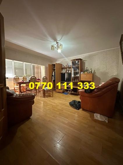 Apartament cu 3 camere semidecomandat în Buzaului