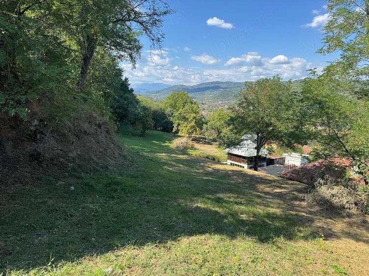 Teren de 2200 mp, în Central
