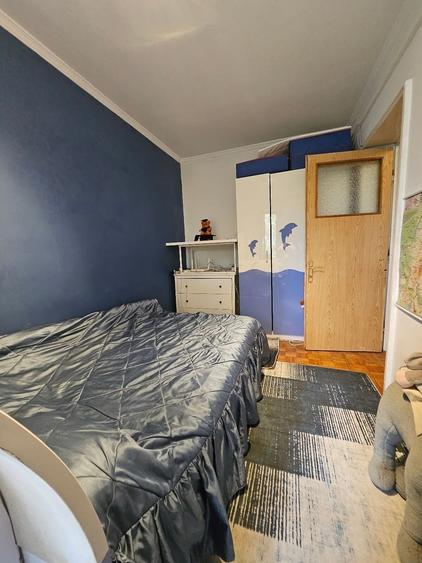 Apartament cu 3 camere semidecomandat în Calea București