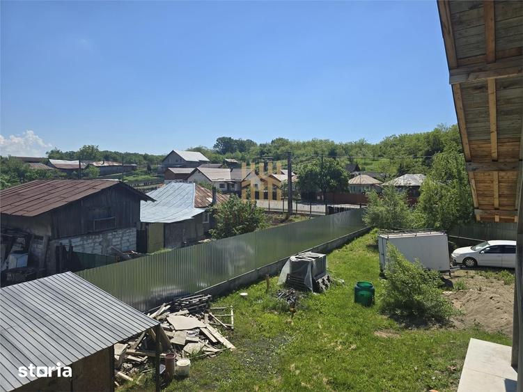 Casă cu 5 camere cu Teren 800 Mp în Plopu