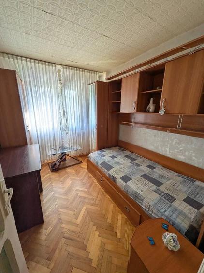 Apartament cu 3 camere semidecomandat în Craiovița Nouă