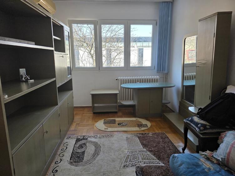 Apartament cu 4 camere decomandat, mobilat în Titan