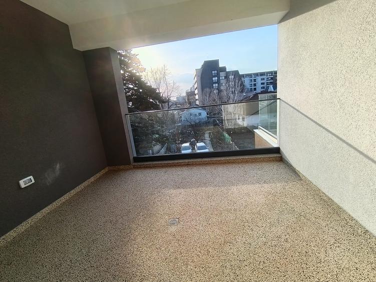 Apartament cu 3 camere decomandat în Aviației
