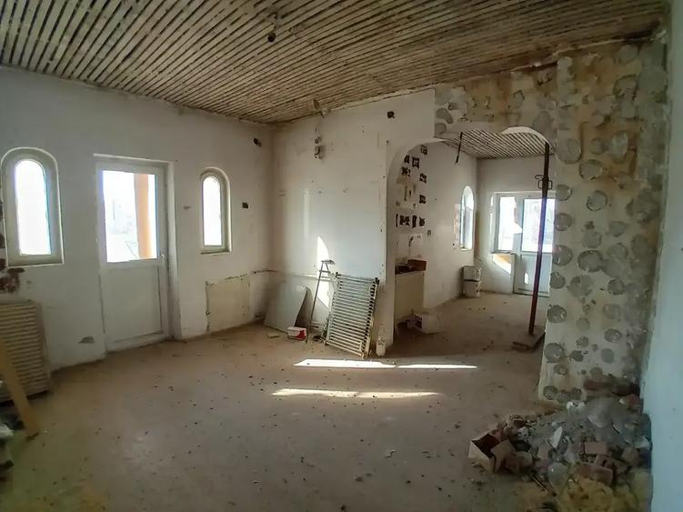 Casă cu 11 camere cu Teren 443 Mp în Vitan