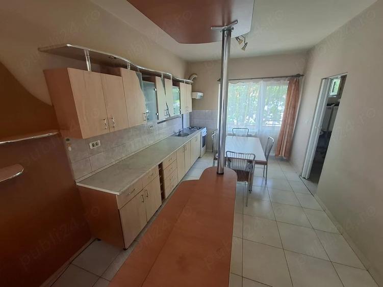 Apartament cu 3 camere semidecomandat în Intim