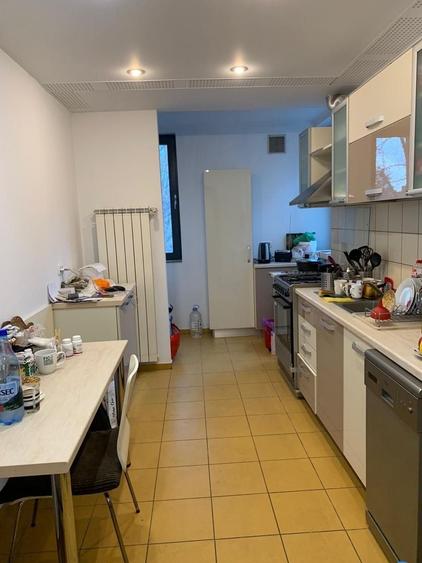 Apartament cu 5 camere decomandat în Capitale