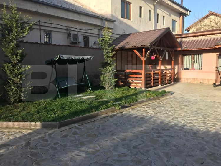 Casă individuală cu 7 camere cu Canalizare în Fieni