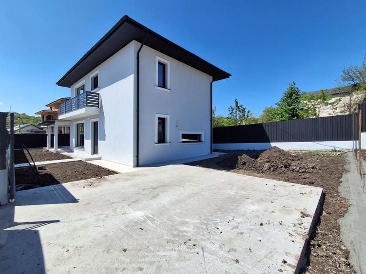 Casă individuală cu 4 camere cu Canalizare în Miroslava