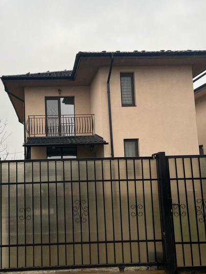 Casă cu 4 camere în Valea Adâncă