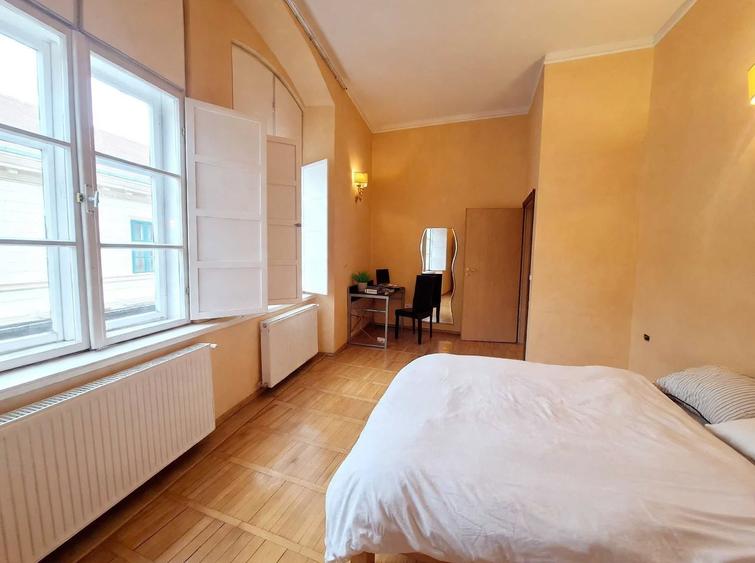 Apartament cu 3 camere semidecomandat, mobilat în Central