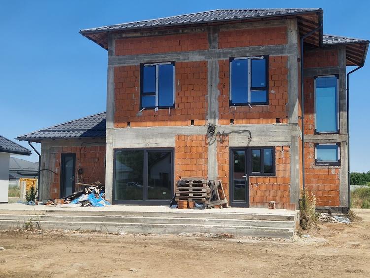 Casă cu 4 camere în Domnești