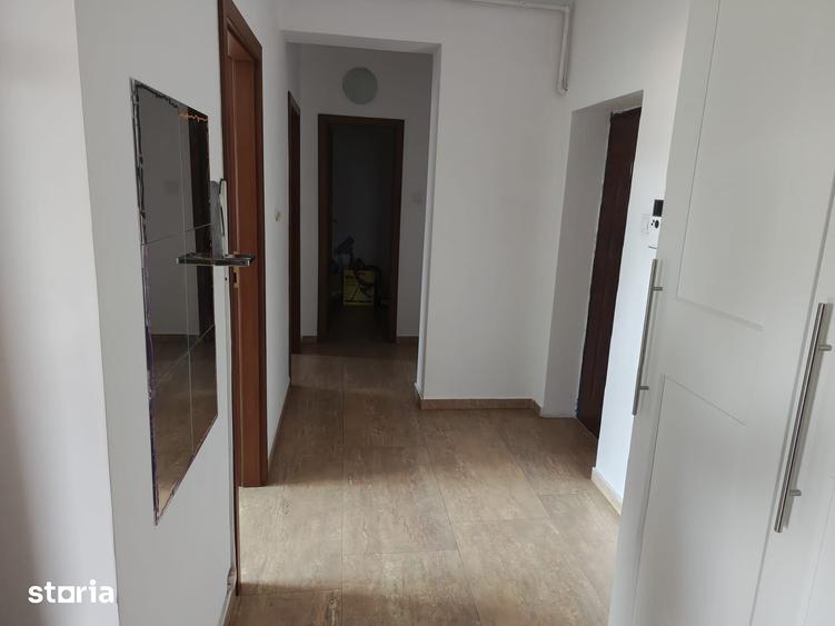 Apartament cu 2 camere decomandat în Tractorul