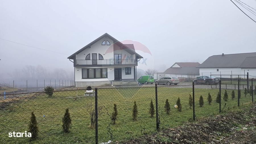 Casă cu 4 camere în Moara