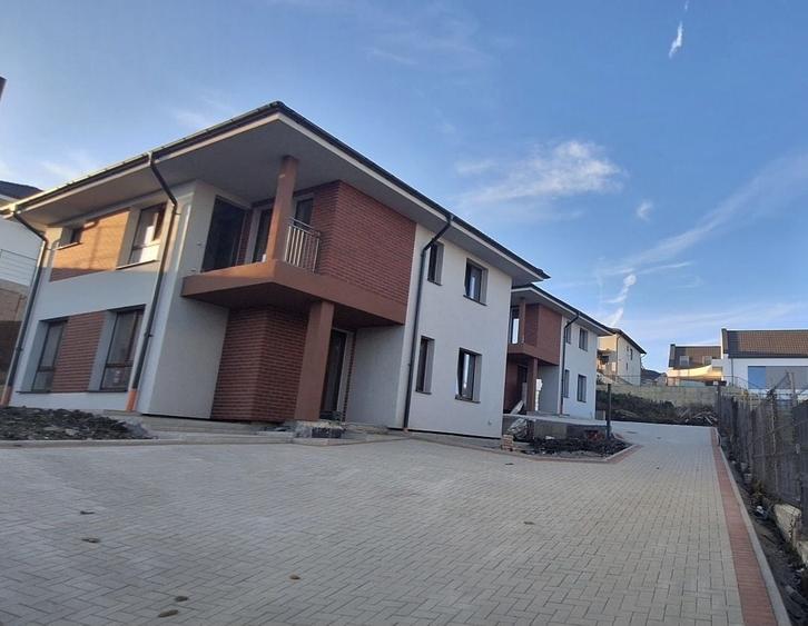 Casă cu 4 camere în Dezmir