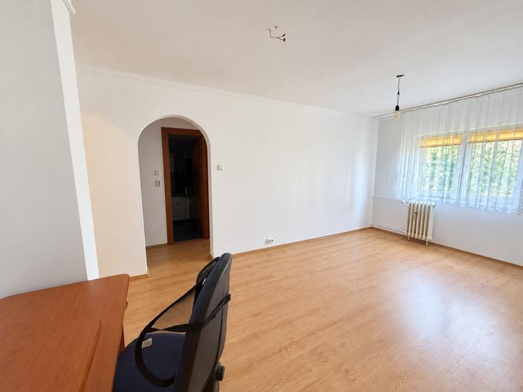 Apartament cu 4 camere decomandat în Decebal