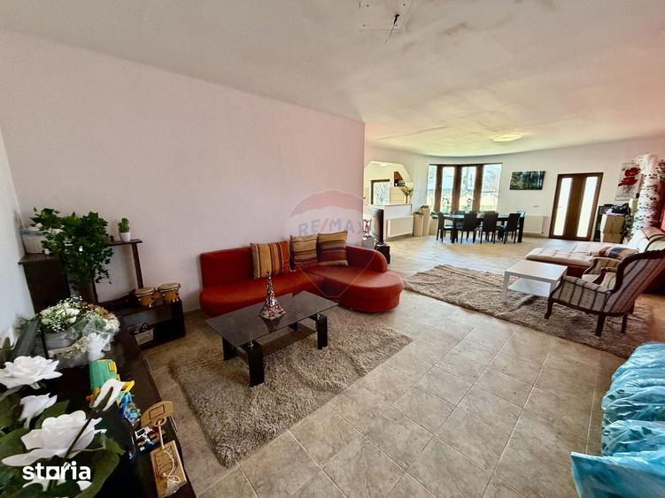 Casă cu 5 camere cu Teren 3400 Mp în Garoafa