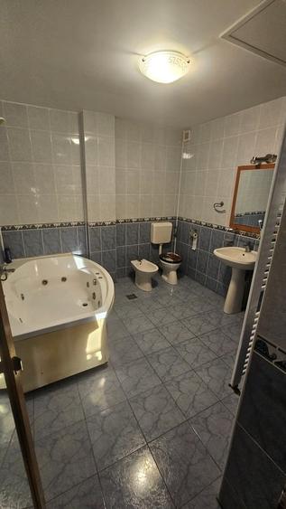 Apartament cu 4 camere decomandat în Titan