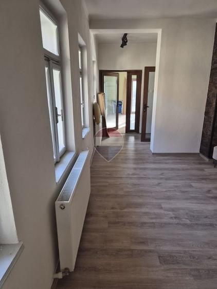 Casă individuală cu 21 camere cu Teren 966 Mp în Central