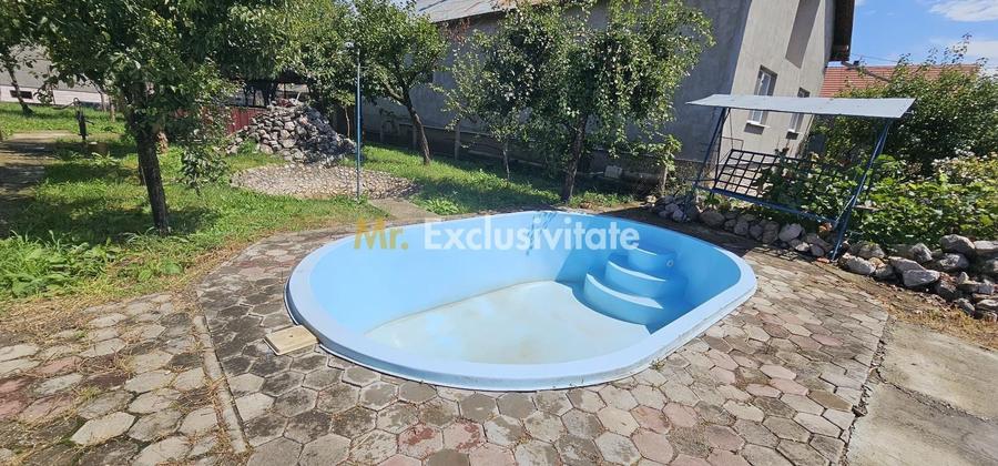 Casă individuală cu 10 camere cu Canalizare în Est
