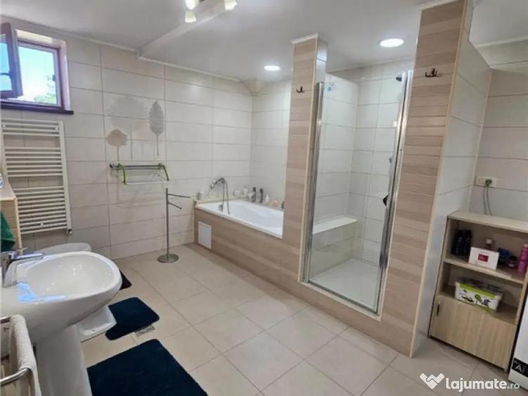 Casă cu 10 camere cu Teren 906 Mp în Centrul Istoric