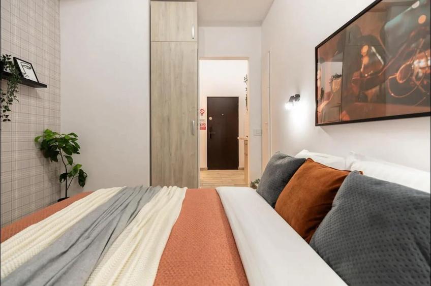Apartament cu 3 camere semidecomandat în P-ța Romană