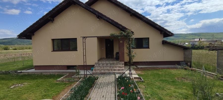 Casă cu 4 camere cu Teren 2000 Mp în Predești