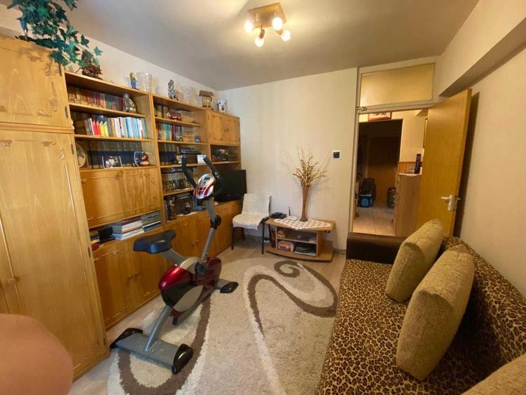 Apartament cu 3 camere decomandat în Tudor