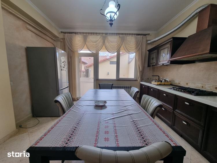 Casă cu 6 camere cu Teren 250 Mp în Central