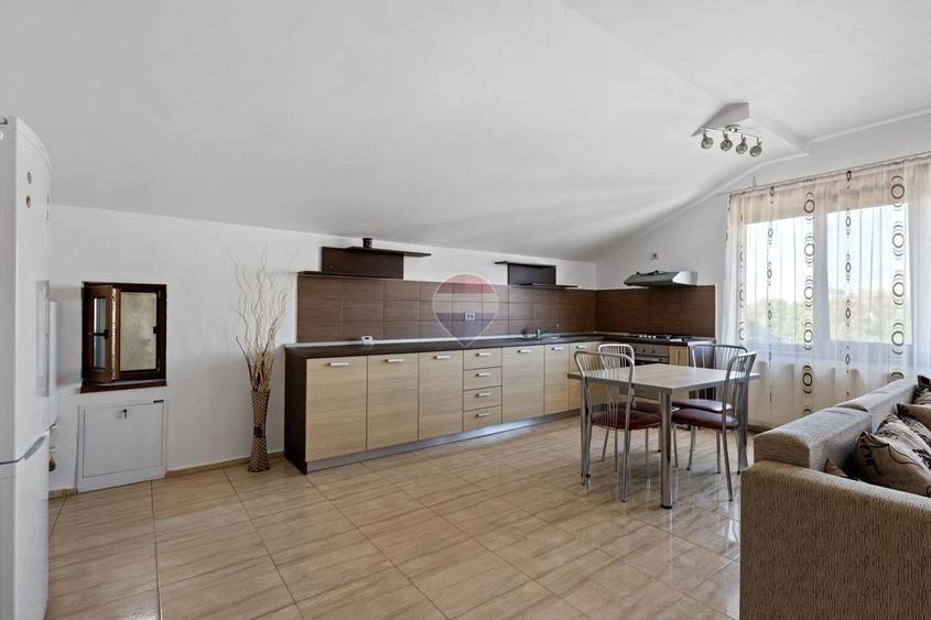 Apartament cu 3 camere decomandat, mobilat în Intim