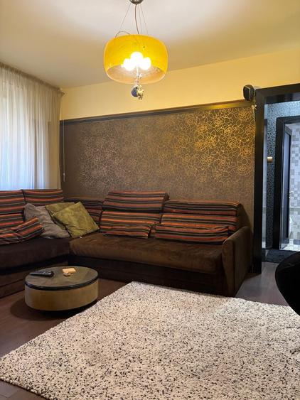 Apartament cu 3 camere semidecomandat în Calea București