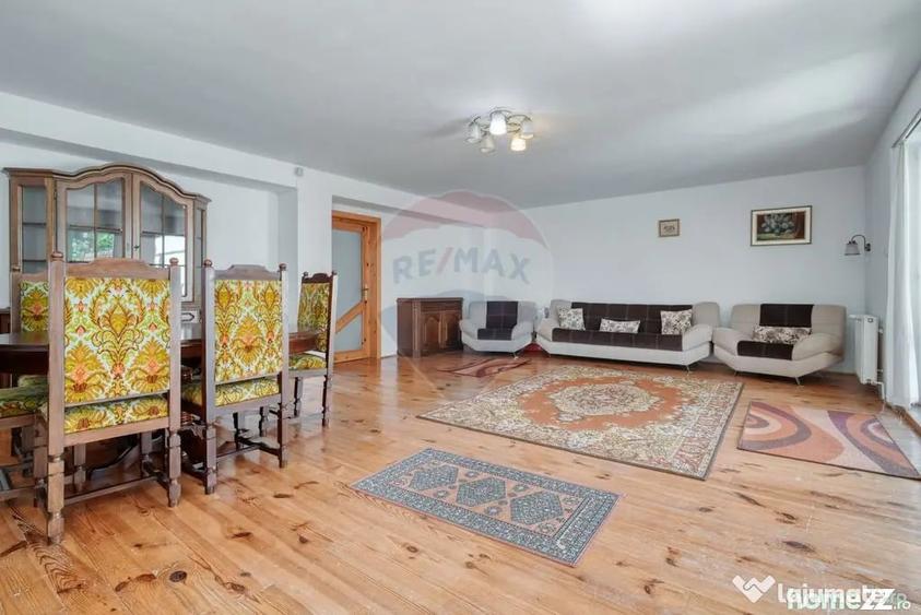 Casă cu 10 camere cu Teren 710 Mp în Central