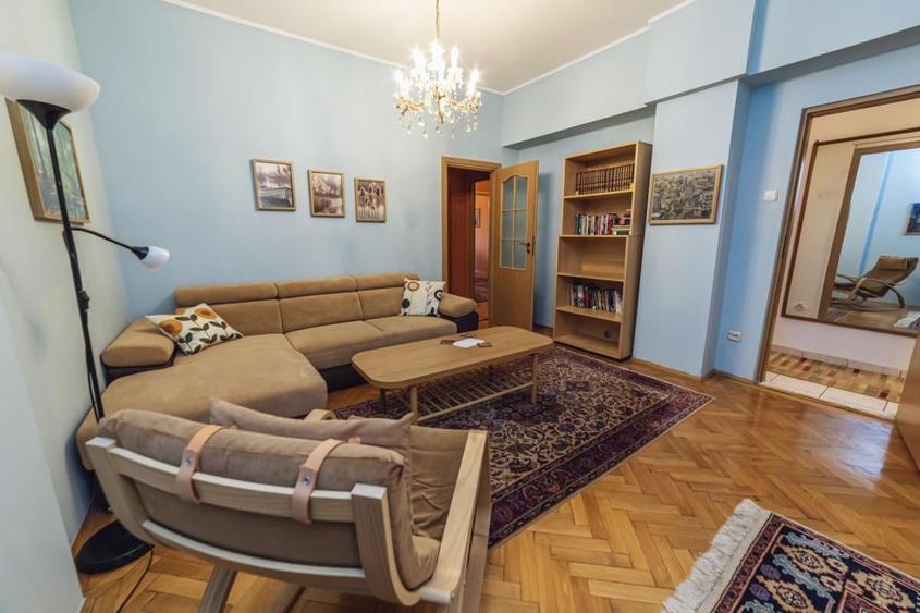 Apartament cu 4 camere decomandat, mobilat în Cișmigiu