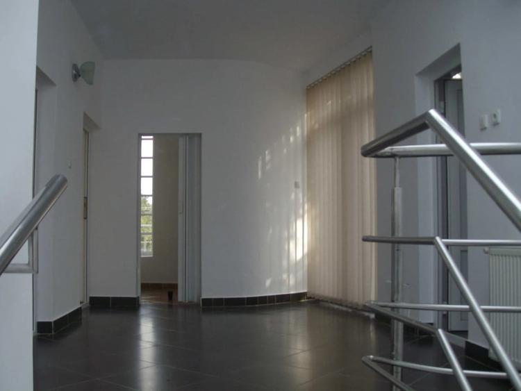Casă individuală cu 5 camere cu Canalizare în Semicentral