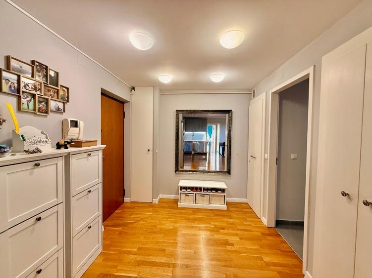 Apartament cu 4 camere semidecomandat, mobilat în Băneasa