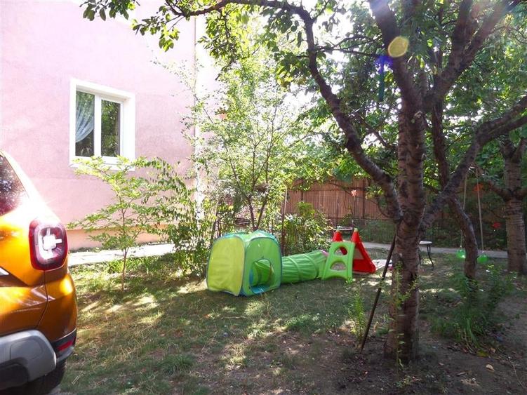 Casă individuală cu 10 camere cu Canalizare în 9 Mai