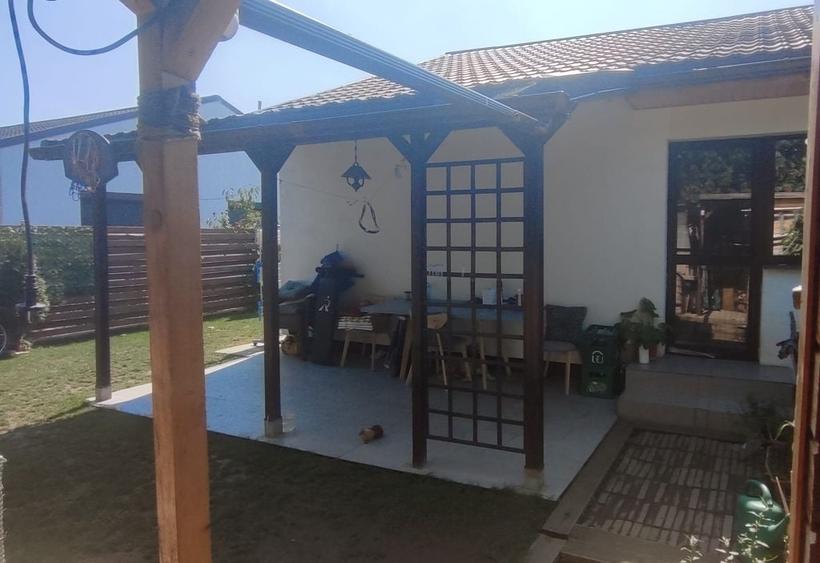 Casă cu 3 camere în Olteni