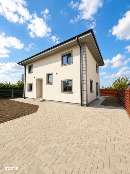 Casă cu 9 camere cu Teren 476 Mp în Jucu