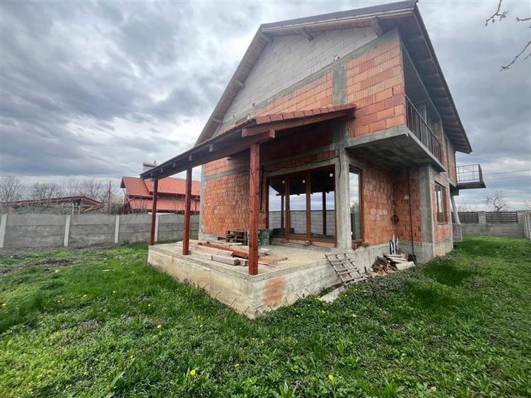 Casă cu 6 camere cu Canalizare în Coșteiu