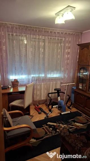 Apartament cu 4 camere decomandat în 1 Decembrie