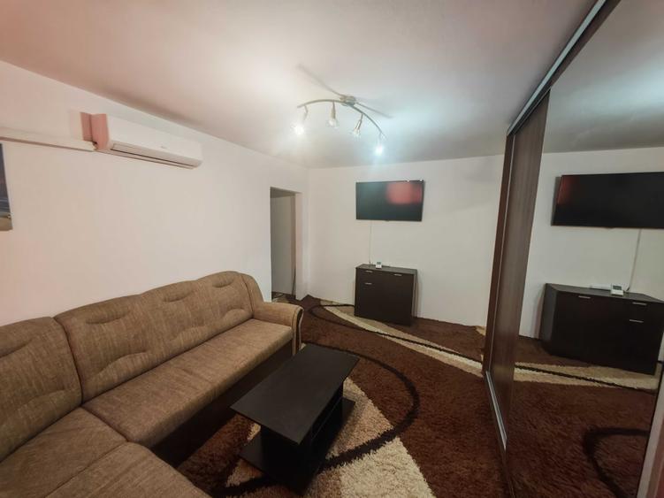 Apartament cu 3 camere semidecomandat în Dacia