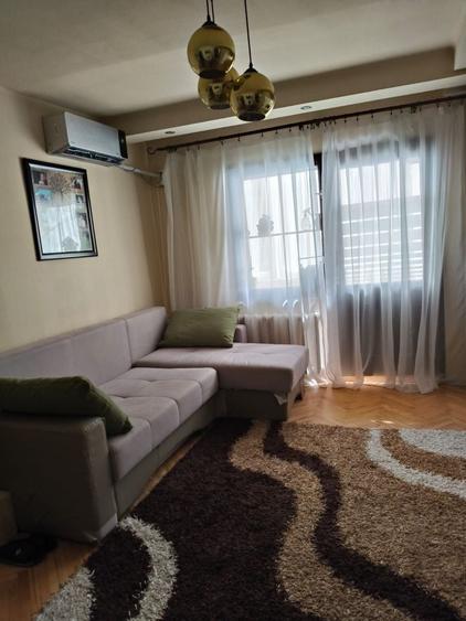Apartament cu 3 camere semidecomandat, mobilat în Lipovei
