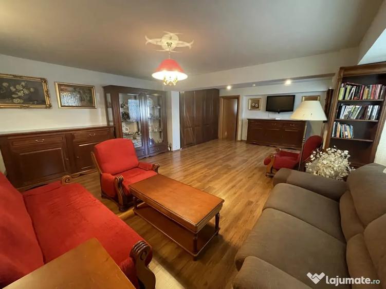 Apartament cu 4 camere decomandat în Victoriei
