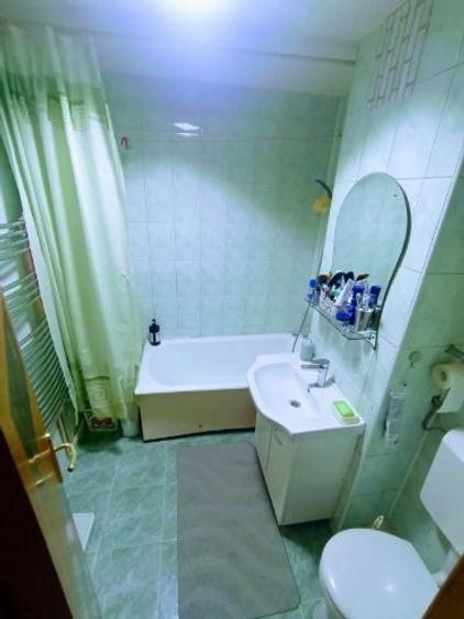 Apartament cu 3 camere decomandat în Tractorul - 9