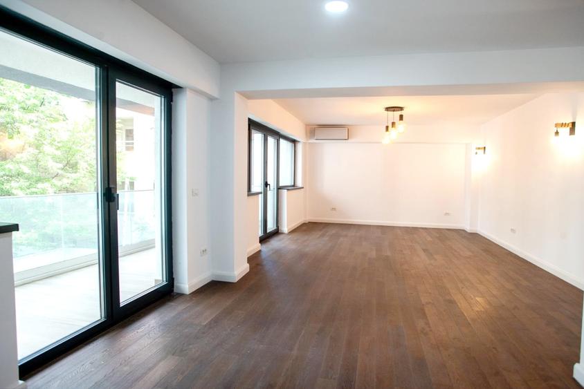 Apartament cu 3 camere decomandat în Polonă