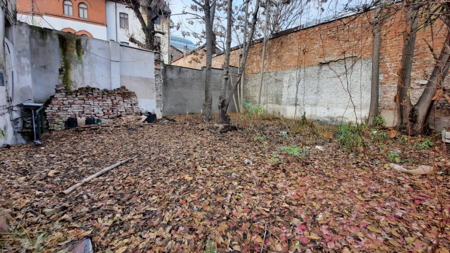 Casă individuală cu 10 camere cu Canalizare în P-ța Victoriei