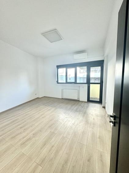 Apartament cu 4 camere semidecomandat în Romană