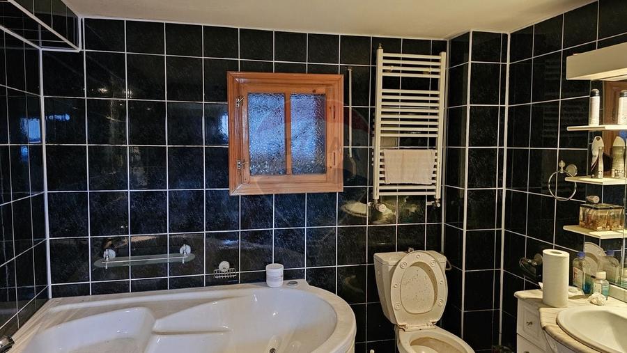 Casă cu 6 camere cu Teren 2803 Mp în Central