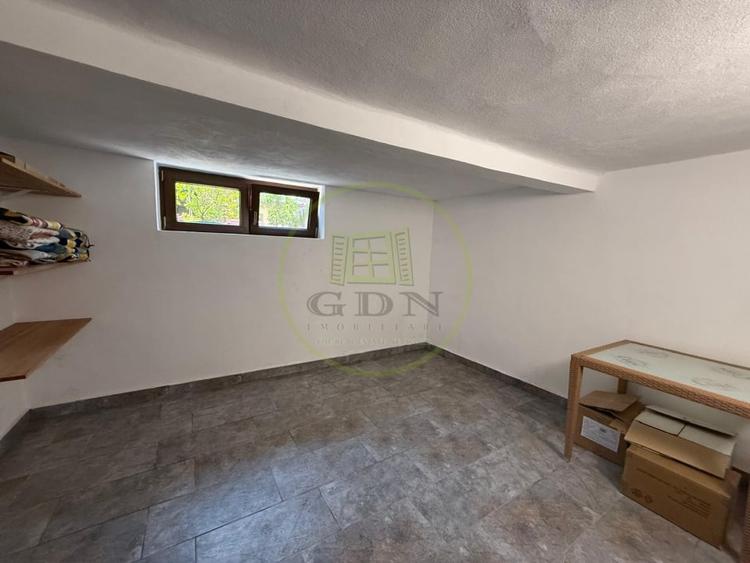 Casă individuală cu 10 camere cu Canalizare în Central